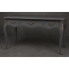 Bureau Style Louis XV - Largeur 140cm - Profondeur 70cm - Bois laqué grisBureau Style Louis XV sur commande avec un livraison sous 2 mois en moyenne.Pour les produits sur commande, la commande s’effectue par e-mail après réception et validation d’un devis. Lors de votre demande, merci de préciser le modèle souhaité, la teinte et la finition du bois, les dimensions désirées ainsi que les éventuelles options de personnalisation. Vous recevrez en retour un devis personnalisé, accompagné des instructions nécessaires pour passer votre commande ainsi que de notre RIB pour le règlement de l’acompte de 50%.La livraison est proposée au tarif unique de 349€ TTC dans toute la France continentale, quels que soient le nombre de meubles commandés, leur volume ou la distance à parcourir. Nous effectuons nous-mêmes la livraison de nos meubles, sans faire appel à un transporteur ni à un sous-traitant. Chaque bureau est soigneusement protégé dans notre véhicule à l’aide de couvertures épaisses et de mousses de calage afin de limiter les risques de chocs, de rayures ou de détérioration pendant le trajet.
