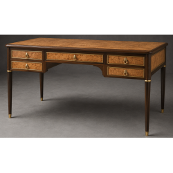 Bureau Style Louis XVI - Largeur 140cm - Profondeur 70cm - Bois Marqueterie bicouleursBureau Style Louis XVI sur commande avec un livraison sous 2 mois en moyenne.Pour les produits sur commande, la commande s’effectue par e-mail après réception et validation d’un devis. Lors de votre demande, merci de préciser le modèle souhaité, la teinte et la finition du bois, les dimensions désirées ainsi que les éventuelles options de personnalisation. Vous recevrez en retour un devis personnalisé, accompagné des instructions nécessaires pour passer votre commande ainsi que de notre RIB pour le règlement de l’acompte de 50%.La livraison est proposée au tarif unique de 349€ TTC dans toute la France continentale, quels que soient le nombre de meubles commandés, leur volume ou la distance à parcourir. Nous effectuons nous-mêmes la livraison de nos meubles, sans faire appel à un transporteur ni à un sous-traitant. Chaque bureau est soigneusement protégé dans notre véhicule à l’aide de couvertures épaisses et de mousses de calage afin de limiter les risques de chocs, de rayures ou de détérioration pendant le trajet.