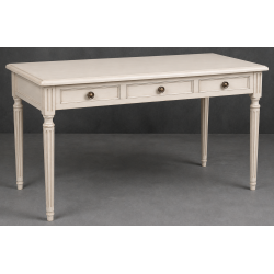 Bureau Style Louis XVI - Largeur 140cm - Profondeur 70cm - Bois Laqué blanc cassé legèrement céruséBureau Style Louis XVI sur commande avec un livraison sous 2 mois en moyenne.Pour les produits sur commande, la commande s’effectue par e-mail après réception et validation d’un devis. Lors de votre demande, merci de préciser le modèle souhaité, la teinte et la finition du bois, les dimensions désirées ainsi que les éventuelles options de personnalisation. Vous recevrez en retour un devis personnalisé, accompagné des instructions nécessaires pour passer votre commande ainsi que de notre RIB pour le règlement de l’acompte de 50%.La livraison est proposée au tarif unique de 349€ TTC dans toute la France continentale, quels que soient le nombre de meubles commandés, leur volume ou la distance à parcourir. Nous effectuons nous-mêmes la livraison de nos meubles, sans faire appel à un transporteur ni à un sous-traitant. Chaque bureau est soigneusement protégé dans notre véhicule à l’aide de couvertures épaisses et de mousses de calage afin de limiter les risques de chocs, de rayures ou de détérioration pendant le trajet.