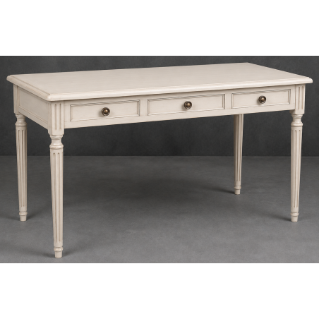 Bureau Style Louis XVI - Largeur 140cm - Profondeur 70cm - Bois Laqué blanc cassé legèrement céruséBureau Style Louis XVI sur commande avec un livraison sous 2 mois en moyenne.Pour les produits sur commande, la commande s’effectue par e-mail après réception et validation d’un devis. Lors de votre demande, merci de préciser le modèle souhaité, la teinte et la finition du bois, les dimensions désirées ainsi que les éventuelles options de personnalisation. Vous recevrez en retour un devis personnalisé, accompagné des instructions nécessaires pour passer votre commande ainsi que de notre RIB pour le règlement de l’acompte de 50%.La livraison est proposée au tarif unique de 349€ TTC dans toute la France continentale, quels que soient le nombre de meubles commandés, leur volume ou la distance à parcourir. Nous effectuons nous-mêmes la livraison de nos meubles, sans faire appel à un transporteur ni à un sous-traitant. Chaque bureau est soigneusement protégé dans notre véhicule à l’aide de couvertures épaisses et de mousses de calage afin de limiter les risques de chocs, de rayures ou de détérioration pendant le trajet.