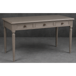 Bureau Style Louis XVI - Largeur 140cm - Profondeur 70cm - Bois laqué gris perleBureau Style Louis XVI sur commande avec un livraison sous 2 mois en moyenne.Pour les produits sur commande, la commande s’effectue par e-mail après réception et validation d’un devis. Lors de votre demande, merci de préciser le modèle souhaité, la teinte et la finition du bois, les dimensions désirées ainsi que les éventuelles options de personnalisation. Vous recevrez en retour un devis personnalisé, accompagné des instructions nécessaires pour passer votre commande ainsi que de notre RIB pour le règlement de l’acompte de 50%.La livraison est proposée au tarif unique de 349€ TTC dans toute la France continentale, quels que soient le nombre de meubles commandés, leur volume ou la distance à parcourir. Nous effectuons nous-mêmes la livraison de nos meubles, sans faire appel à un transporteur ni à un sous-traitant. Chaque bureau est soigneusement protégé dans notre véhicule à l’aide de couvertures épaisses et de mousses de calage afin de limiter les risques de chocs, de rayures ou de détérioration pendant le trajet.