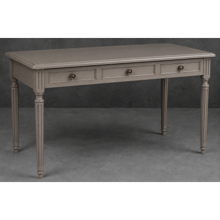 Bureau Style Louis XVI - Largeur 140cm - Profondeur 70cm - Bois laqué gris perleBureau Style Louis XVI sur commande avec un livraison sous 2 mois en moyenne.Pour les produits sur commande, la commande s’effectue par e-mail après réception et validation d’un devis. Lors de votre demande, merci de préciser le modèle souhaité, la teinte et la finition du bois, les dimensions désirées ainsi que les éventuelles options de personnalisation. Vous recevrez en retour un devis personnalisé, accompagné des instructions nécessaires pour passer votre commande ainsi que de notre RIB pour le règlement de l’acompte de 50%.La livraison est proposée au tarif unique de 349€ TTC dans toute la France continentale, quels que soient le nombre de meubles commandés, leur volume ou la distance à parcourir. Nous effectuons nous-mêmes la livraison de nos meubles, sans faire appel à un transporteur ni à un sous-traitant. Chaque bureau est soigneusement protégé dans notre véhicule à l’aide de couvertures épaisses et de mousses de calage afin de limiter les risques de chocs, de rayures ou de détérioration pendant le trajet.