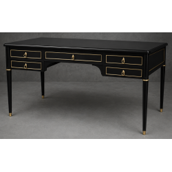 Bureau Style Louis XVI - Largeur 140cm - Profondeur 70cm - Bois laqué noirBureau Style Louis XVI sur commande avec un livraison sous 2 mois en moyenne.Pour les produits sur commande, la commande s’effectue par e-mail après réception et validation d’un devis. Lors de votre demande, merci de préciser le modèle souhaité, la teinte et la finition du bois, les dimensions désirées ainsi que les éventuelles options de personnalisation. Vous recevrez en retour un devis personnalisé, accompagné des instructions nécessaires pour passer votre commande ainsi que de notre RIB pour le règlement de l’acompte de 50%.La livraison est proposée au tarif unique de 349€ TTC dans toute la France continentale, quels que soient le nombre de meubles commandés, leur volume ou la distance à parcourir. Nous effectuons nous-mêmes la livraison de nos meubles, sans faire appel à un transporteur ni à un sous-traitant. Chaque bureau est soigneusement protégé dans notre véhicule à l’aide de couvertures épaisses et de mousses de calage afin de limiter les risques de chocs, de rayures ou de détérioration pendant le trajet.