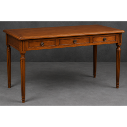 Bureau Style Louis XVI - Largeur 140cm - Profondeur 70cm - Bois vernis chene clairBureau Style Louis XVI sur commande avec un livraison sous 2 mois en moyenne.Pour les produits sur commande, la commande s’effectue par e-mail après réception et validation d’un devis. Lors de votre demande, merci de préciser le modèle souhaité, la teinte et la finition du bois, les dimensions désirées ainsi que les éventuelles options de personnalisation. Vous recevrez en retour un devis personnalisé, accompagné des instructions nécessaires pour passer votre commande ainsi que de notre RIB pour le règlement de l’acompte de 50%.La livraison est proposée au tarif unique de 349€ TTC dans toute la France continentale, quels que soient le nombre de meubles commandés, leur volume ou la distance à parcourir. Nous effectuons nous-mêmes la livraison de nos meubles, sans faire appel à un transporteur ni à un sous-traitant. Chaque bureau est soigneusement protégé dans notre véhicule à l’aide de couvertures épaisses et de mousses de calage afin de limiter les risques de chocs, de rayures ou de détérioration pendant le trajet.