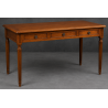 Bureau Style Louis XVI - Largeur 140cm - Profondeur 70cm - Bois vernis chene clairBureau Style Louis XVI sur commande avec un livraison sous 2 mois en moyenne.Pour les produits sur commande, la commande s’effectue par e-mail après réception et validation d’un devis. Lors de votre demande, merci de préciser le modèle souhaité, la teinte et la finition du bois, les dimensions désirées ainsi que les éventuelles options de personnalisation. Vous recevrez en retour un devis personnalisé, accompagné des instructions nécessaires pour passer votre commande ainsi que de notre RIB pour le règlement de l’acompte de 50%.La livraison est proposée au tarif unique de 349€ TTC dans toute la France continentale, quels que soient le nombre de meubles commandés, leur volume ou la distance à parcourir. Nous effectuons nous-mêmes la livraison de nos meubles, sans faire appel à un transporteur ni à un sous-traitant. Chaque bureau est soigneusement protégé dans notre véhicule à l’aide de couvertures épaisses et de mousses de calage afin de limiter les risques de chocs, de rayures ou de détérioration pendant le trajet.