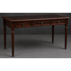 Bureau Style Louis XVI - Largeur 140cm - Profondeur 70cm - Bois vernis chene foncéBureau Style Louis XVI sur commande avec un livraison sous 2 mois en moyenne.Pour les produits sur commande, la commande s’effectue par e-mail après réception et validation d’un devis. Lors de votre demande, merci de préciser le modèle souhaité, la teinte et la finition du bois, les dimensions désirées ainsi que les éventuelles options de personnalisation. Vous recevrez en retour un devis personnalisé, accompagné des instructions nécessaires pour passer votre commande ainsi que de notre RIB pour le règlement de l’acompte de 50%.La livraison est proposée au tarif unique de 349€ TTC dans toute la France continentale, quels que soient le nombre de meubles commandés, leur volume ou la distance à parcourir. Nous effectuons nous-mêmes la livraison de nos meubles, sans faire appel à un transporteur ni à un sous-traitant. Chaque bureau est soigneusement protégé dans notre véhicule à l’aide de couvertures épaisses et de mousses de calage afin de limiter les risques de chocs, de rayures ou de détérioration pendant le trajet.