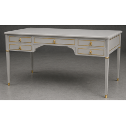 Bureau Style Louis XVI - Largeur 140cm - Profondeur 70cm - Bois laqué gris perleBureau Style Louis XVI sur commande avec un livraison sous 2 mois en moyenne.Pour les produits sur commande, la commande s’effectue par e-mail après réception et validation d’un devis. Lors de votre demande, merci de préciser le modèle souhaité, la teinte et la finition du bois, les dimensions désirées ainsi que les éventuelles options de personnalisation. Vous recevrez en retour un devis personnalisé, accompagné des instructions nécessaires pour passer votre commande ainsi que de notre RIB pour le règlement de l’acompte de 50%.La livraison est proposée au tarif unique de 349€ TTC dans toute la France continentale, quels que soient le nombre de meubles commandés, leur volume ou la distance à parcourir. Nous effectuons nous-mêmes la livraison de nos meubles, sans faire appel à un transporteur ni à un sous-traitant. Chaque bureau est soigneusement protégé dans notre véhicule à l’aide de couvertures épaisses et de mousses de calage afin de limiter les risques de chocs, de rayures ou de détérioration pendant le trajet.