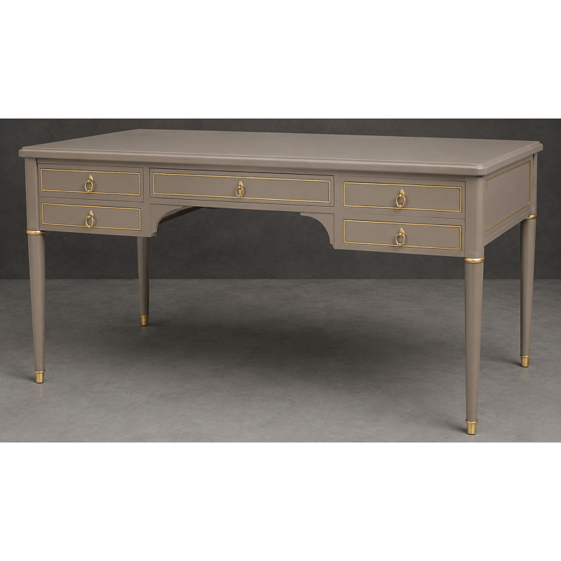 Bureau Style Louis XVI - Largeur 140cm - Profondeur 70cm - Bois laqué beige griséBureau Style Louis XVI sur commande avec un livraison sous 2 mois en moyenne.Pour les produits sur commande, la commande s’effectue par e-mail après réception et validation d’un devis. Lors de votre demande, merci de préciser le modèle souhaité, la teinte et la finition du bois, les dimensions désirées ainsi que les éventuelles options de personnalisation. Vous recevrez en retour un devis personnalisé, accompagné des instructions nécessaires pour passer votre commande ainsi que de notre RIB pour le règlement de l’acompte de 50%.La livraison est proposée au tarif unique de 349€ TTC dans toute la France continentale, quels que soient le nombre de meubles commandés, leur volume ou la distance à parcourir. Nous effectuons nous-mêmes la livraison de nos meubles, sans faire appel à un transporteur ni à un sous-traitant. Chaque bureau est soigneusement protégé dans notre véhicule à l’aide de couvertures épaisses et de mousses de calage afin de limiter les risques de chocs, de rayures ou de détérioration pendant le trajet.