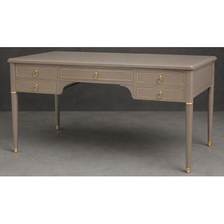 Bureau Style Louis XVI - Largeur 140cm - Profondeur 70cm - Bois laqué beige griséBureau Style Louis XVI sur commande avec un livraison sous 2 mois en moyenne.Pour les produits sur commande, la commande s’effectue par e-mail après réception et validation d’un devis. Lors de votre demande, merci de préciser le modèle souhaité, la teinte et la finition du bois, les dimensions désirées ainsi que les éventuelles options de personnalisation. Vous recevrez en retour un devis personnalisé, accompagné des instructions nécessaires pour passer votre commande ainsi que de notre RIB pour le règlement de l’acompte de 50%.La livraison est proposée au tarif unique de 349€ TTC dans toute la France continentale, quels que soient le nombre de meubles commandés, leur volume ou la distance à parcourir. Nous effectuons nous-mêmes la livraison de nos meubles, sans faire appel à un transporteur ni à un sous-traitant. Chaque bureau est soigneusement protégé dans notre véhicule à l’aide de couvertures épaisses et de mousses de calage afin de limiter les risques de chocs, de rayures ou de détérioration pendant le trajet.