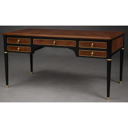 Bureau Style Louis XVI - Largeur 140cm - Profondeur 70cm - Bois en marqueterieBureau Style Louis XVI sur commande avec un livraison sous 2 mois en moyenne.Pour les produits sur commande, la commande s’effectue par e-mail après réception et validation d’un devis. Lors de votre demande, merci de préciser le modèle souhaité, la teinte et la finition du bois, les dimensions désirées ainsi que les éventuelles options de personnalisation. Vous recevrez en retour un devis personnalisé, accompagné des instructions nécessaires pour passer votre commande ainsi que de notre RIB pour le règlement de l’acompte de 50%.La livraison est proposée au tarif unique de 349€ TTC dans toute la France continentale, quels que soient le nombre de meubles commandés, leur volume ou la distance à parcourir. Nous effectuons nous-mêmes la livraison de nos meubles, sans faire appel à un transporteur ni à un sous-traitant. Chaque bureau est soigneusement protégé dans notre véhicule à l’aide de couvertures épaisses et de mousses de calage afin de limiter les risques de chocs, de rayures ou de détérioration pendant le trajet.