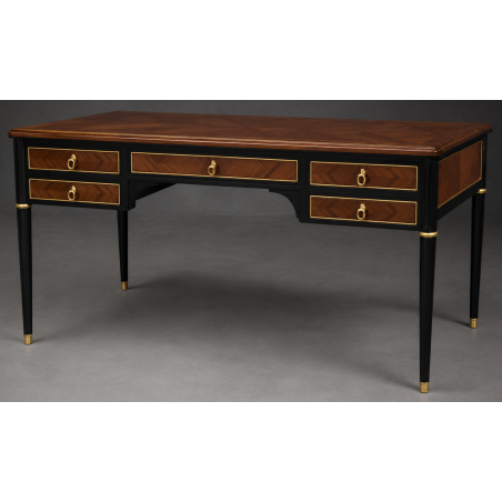 Bureau Style Louis XVI - Largeur 140cm - Profondeur 70cm - Bois en marqueterieBureau Style Louis XVI sur commande avec un livraison sous 2 mois en moyenne.Pour les produits sur commande, la commande s’effectue par e-mail après réception et validation d’un devis. Lors de votre demande, merci de préciser le modèle souhaité, la teinte et la finition du bois, les dimensions désirées ainsi que les éventuelles options de personnalisation. Vous recevrez en retour un devis personnalisé, accompagné des instructions nécessaires pour passer votre commande ainsi que de notre RIB pour le règlement de l’acompte de 50%.La livraison est proposée au tarif unique de 349€ TTC dans toute la France continentale, quels que soient le nombre de meubles commandés, leur volume ou la distance à parcourir. Nous effectuons nous-mêmes la livraison de nos meubles, sans faire appel à un transporteur ni à un sous-traitant. Chaque bureau est soigneusement protégé dans notre véhicule à l’aide de couvertures épaisses et de mousses de calage afin de limiter les risques de chocs, de rayures ou de détérioration pendant le trajet.