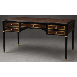 Bureau Style Louis XVI - Largeur 140cm - Profondeur 70cm - Bois en marqueterieBureau Style Louis XVI sur commande avec un livraison sous 2 mois en moyenne.Pour les produits sur commande, la commande s’effectue par e-mail après réception et validation d’un devis. Lors de votre demande, merci de préciser le modèle souhaité, la teinte et la finition du bois, les dimensions désirées ainsi que les éventuelles options de personnalisation. Vous recevrez en retour un devis personnalisé, accompagné des instructions nécessaires pour passer votre commande ainsi que de notre RIB pour le règlement de l’acompte de 50%.La livraison est proposée au tarif unique de 349€ TTC dans toute la France continentale, quels que soient le nombre de meubles commandés, leur volume ou la distance à parcourir. Nous effectuons nous-mêmes la livraison de nos meubles, sans faire appel à un transporteur ni à un sous-traitant. Chaque bureau est soigneusement protégé dans notre véhicule à l’aide de couvertures épaisses et de mousses de calage afin de limiter les risques de chocs, de rayures ou de détérioration pendant le trajet.