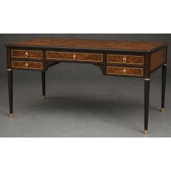 Bureau Style Louis XVI - Largeur 140cm - Profondeur 70cm - Bois en marqueterieBureau Style Louis XVI sur commande avec un livraison sous 2 mois en moyenne.Pour les produits sur commande, la commande s’effectue par e-mail après réception et validation d’un devis. Lors de votre demande, merci de préciser le modèle souhaité, la teinte et la finition du bois, les dimensions désirées ainsi que les éventuelles options de personnalisation. Vous recevrez en retour un devis personnalisé, accompagné des instructions nécessaires pour passer votre commande ainsi que de notre RIB pour le règlement de l’acompte de 50%.La livraison est proposée au tarif unique de 349€ TTC dans toute la France continentale, quels que soient le nombre de meubles commandés, leur volume ou la distance à parcourir. Nous effectuons nous-mêmes la livraison de nos meubles, sans faire appel à un transporteur ni à un sous-traitant. Chaque bureau est soigneusement protégé dans notre véhicule à l’aide de couvertures épaisses et de mousses de calage afin de limiter les risques de chocs, de rayures ou de détérioration pendant le trajet.