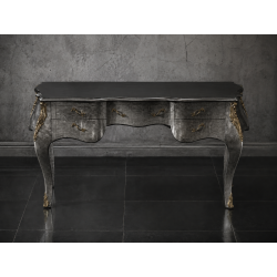 Bureau Style Louis XV - Largeur 140cm - Profondeur 70cm - Bois Argent et plateau laqué grisBureau Style Louis XV sur commande avec un livraison sous 2 mois en moyenne.Pour les produits sur commande, la commande s’effectue par e-mail après réception et validation d’un devis. Lors de votre demande, merci de préciser le modèle souhaité, la teinte et la finition du bois, les dimensions désirées ainsi que les éventuelles options de personnalisation. Vous recevrez en retour un devis personnalisé, accompagné des instructions nécessaires pour passer votre commande ainsi que de notre RIB pour le règlement de l’acompte de 50%.La livraison est proposée au tarif unique de 349€ TTC dans toute la France continentale, quels que soient le nombre de meubles commandés, leur volume ou la distance à parcourir. Nous effectuons nous-mêmes la livraison de nos meubles, sans faire appel à un transporteur ni à un sous-traitant. Chaque bureau est soigneusement protégé dans notre véhicule à l’aide de couvertures épaisses et de mousses de calage afin de limiter les risques de chocs, de rayures ou de détérioration pendant le trajet.