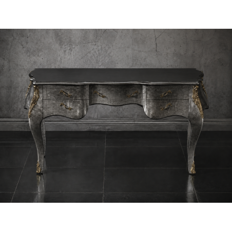Bureau Style Louis XV - Largeur 140cm - Profondeur 70cm - Bois Argent et plateau laqué grisBureau Style Louis XV sur commande avec un livraison sous 2 mois en moyenne.Pour les produits sur commande, la commande s’effectue par e-mail après réception et validation d’un devis. Lors de votre demande, merci de préciser le modèle souhaité, la teinte et la finition du bois, les dimensions désirées ainsi que les éventuelles options de personnalisation. Vous recevrez en retour un devis personnalisé, accompagné des instructions nécessaires pour passer votre commande ainsi que de notre RIB pour le règlement de l’acompte de 50%.La livraison est proposée au tarif unique de 349€ TTC dans toute la France continentale, quels que soient le nombre de meubles commandés, leur volume ou la distance à parcourir. Nous effectuons nous-mêmes la livraison de nos meubles, sans faire appel à un transporteur ni à un sous-traitant. Chaque bureau est soigneusement protégé dans notre véhicule à l’aide de couvertures épaisses et de mousses de calage afin de limiter les risques de chocs, de rayures ou de détérioration pendant le trajet.