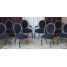 LOT 6 à 28 CHAISES MEDAILLON EN STOCK - Bois noir et brut Velours noirLot 6 à 28 Chaises Médaillon en stock au prix de 199€ l’unité au lieu de 249€, dans la limite des stocks disponibles.La finition du bois est réalisée avec un vernis noir appliqué sur le hêtre massif. Après vernissage, certaines parties et certains reliefs sont poncés manuellement à la main afin de faire réapparaître volontairement le bois brut sous la finition noire.Ce travail artisanal crée un effet patiné et légèrement vieilli, avec un contraste naturel entre le noir verni et le bois brut apparent. Cette finition est associée à un revêtement en velours noir.Caractéristiques :Style : Louis XVI / MédaillonStructure : hêtre 100% massifFabrication : renforcée pour une utilisation quotidienne ou intensiveUtilisation : particuliers, restaurants, hôtels, cafés et professionnelsRevêtement : velours noir moderneFinition : bois verni noir avec ponçage manuel faisant apparaître le bois brut par endroitsEffet : patiné et légèrement vieilliHauteur d’assise : 48/50 cmHauteur totale : 100/101 cmLargeur : 48/50cmMinimum de commande : 6 chaisesPrix sur commande après épuisement du stock : 249€ l’unité (Une fois le stock épuisé, ce modèle restera disponible sur commande au tarif de 249€ l’unité.)