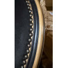 LOT 8 CHAISES MEDAILLON - Bois noir et brut Velours noir - "PROMO -20%"Lot  8 Chaises Médaillon en stock au prix de 199€ l’unité au lieu de 249€.La finition du bois est réalisée avec un vernis noir appliqué sur le hêtre massif. Après vernissage, certaines parties et certains reliefs sont poncés manuellement à la main afin de faire réapparaître volontairement le bois brut sous la finition noire.Ce travail artisanal crée un effet patiné et légèrement vieilli, avec un contraste naturel entre le noir verni et le bois brut apparent. Cette finition est associée à un revêtement en velours noir.Caractéristiques :Style : Louis XVI / MédaillonStructure : hêtre 100% massifFabrication : renforcée pour une utilisation quotidienne ou intensiveUtilisation : particuliers, restaurants, hôtels, cafés et professionnelsRevêtement : velours noir moderneFinition : bois verni noir avec ponçage manuel faisant apparaître le bois brut par endroitsEffet : patiné et légèrement vieilliHauteur d’assise : 48/50 cmHauteur totale : 100/101 cmLargeur : 48/50cm
