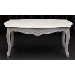 TABLE BASSE DE SALON DE STYLE LOUIS XV - L90cm - Bois Cérusé Gris Clair - Marbre CrèmeLes MEUBLES DOBOIS vous propose cette élégante TABLE BASSE DE STYLE LOUIS XV en bois de hêtre massif.Finition cérusé gris clair avec un marbre crème.PRIX PROMO : 249€ TTC au lieu de 449€ TTC, sous condition de l’achat simultané d’un canapé, sur une même commande et avec une livraison unique.