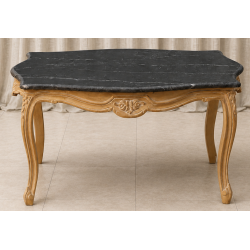 TABLE BASSE DE SALON DE STYLE LOUIS XV - L90cm - Bois Or Blanc - Marbre NoirLes MEUBLES DOBOIS vous propose cette élégante TABLE BASSE DE STYLE LOUIS XV en bois de hêtre massif.La finition est composée d’une patine traditionnelle à base de feuille d’or, appliquée sur une assiette rougeâtre, puis légèrement patinée et blanchie afin de lui donner un aspect ancien et authentique.Plateau Marbre noir.PRIX PROMO : 249€ TTC au lieu de 449€ TTC, sous condition de l’achat simultané d’un canapé, sur une même commande et avec une livraison unique.
