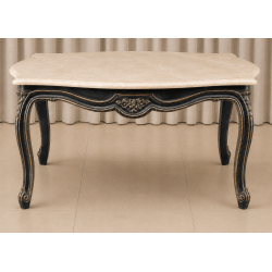 TABLE BASSE DE SALON DE STYLE LOUIS XV - L90cm - Bois Noir et Brut - Marbre CrèmeLes MEUBLES DOBOIS vous propose cette élégante TABLE BASSE DE STYLE LOUIS XV en bois de hêtre massif.Finition vernis noir napoléon poncé sur les reliefs et sculptures, ce qui donne une couleur noir et hêtre brut. Plateau en Marbre crème.PRIX PROMO : 249€ TTC au lieu de 449€ TTC, sous condition de l’achat simultané d’un canapé, sur une même commande et avec une livraison unique.
