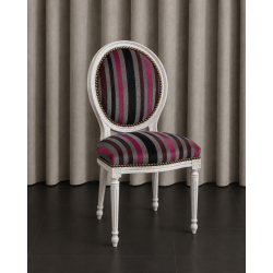 LOT 6 CHAISES MEDAILLON - Bois cérusé blanc - "PROMO -20%"Lot 6 chaises Médaillon en stock au prix de 199€ TTC unitaire au lieu de 249€ TTC. Fabrication en bois de hêtre 100 % massif. Garniture de tapissier avec sangles, crin et ressorts. Chaises très confortables, adaptées aux gabarits grands et/ou forts, avec une hauteur d’assise de 50 cm et une hauteur totale de 101 cm.