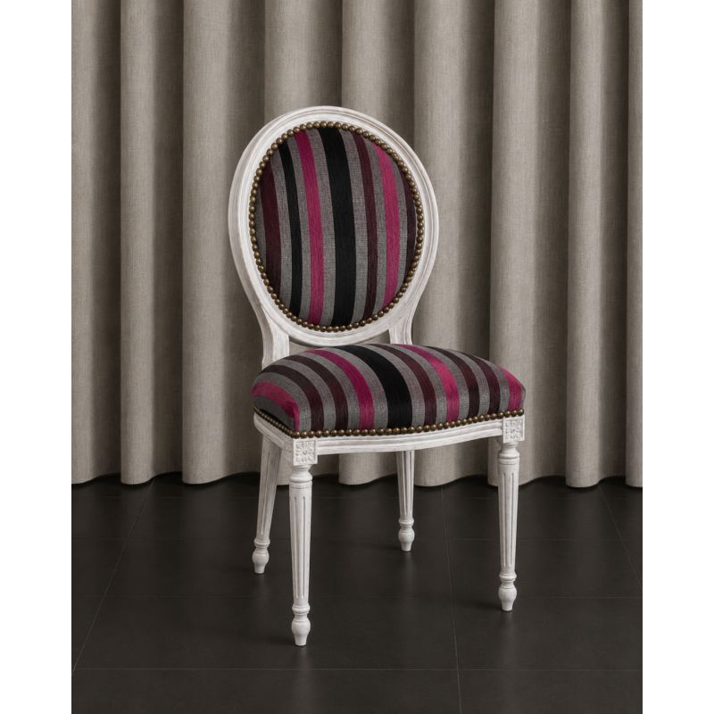 LOT 6 CHAISES MEDAILLON - Bois cérusé blanc - "PROMO -20%"Lot 6 chaises Médaillon en stock au prix de 199€ TTC unitaire au lieu de 249€ TTC. Fabrication en bois de hêtre 100 % massif. Garniture de tapissier avec sangles, crin et ressorts. Chaises très confortables, adaptées aux gabarits grands et/ou forts, avec une hauteur d’assise de 50 cm et une hauteur totale de 101 cm.