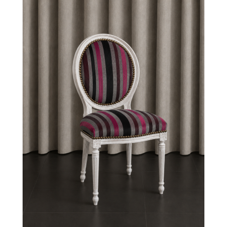 LOT 6 CHAISES MEDAILLON - Bois cérusé blanc - "PROMO -20%"Lot 6 chaises Médaillon en stock au prix de 199€ TTC unitaire au lieu de 249€ TTC. Fabrication en bois de hêtre 100 % massif. Garniture de tapissier avec sangles, crin et ressorts. Chaises très confortables, adaptées aux gabarits grands et/ou forts, avec une hauteur d’assise de 50 cm et une hauteur totale de 101 cm.