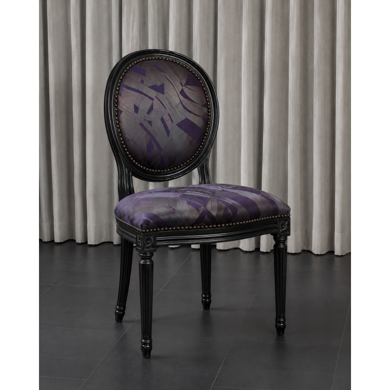 LOT 6 CHAISES MEDAILLON - Laque noir - Simili cuir et velours - "PROMO -20%"Lot 6 chaises Médaillon en stock au prix de 199€ TTC unitaire au lieu de 249€ TTC. Fabrication en bois de hêtre 100 % massif. Garniture de tapissier avec sangles, crin et ressorts. Chaises très confortables, adaptées aux gabarits grands et/ou forts, avec une hauteur d’assise de 50 cm et une hauteur totale de 101 cm.