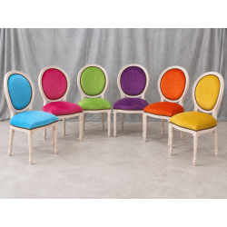 LOT 8 CHAISES MEDAILLON - Bois cérusé blanc, velours multicolores - "PROMO STOCK -20%"Ensemble de 8 chaises Médaillon de style Louis XVI avec finition bois cérusé blanc. Le lot est composé de plusieurs coloris : chaque chaise possède une couleur de velours différente.La structure est fabriquée en hêtre 100 % massif. Ces chaises offrent une assise large et confortable et conviennent aussi bien à un intérieur particulier qu’à un usage professionnel, notamment pour les restaurants, hôtels et salles de réception.Prix stock : 199€ TTC par chaise, dans la limite des modèles et coloris disponibles immédiatement.Notre stock comprend généralement entre 10 et 20 teintes de velours moderne. Pour une fabrication personnalisée, près de 800 références de tissus, couleurs et matières sont proposées : velours, simili cuir, lin, coton et autres revêtements.Les chaises disponibles immédiatement sont uniquement proposées en velours moderne. Les coloris du moment sont présentés dans notre catalogue, rubrique « Velours moderne ».Livraison effectuée par nos soins. Chaque chaise est soigneusement protégée pendant le transport sous couvertures et avec des mousses de calage afin de limiter les risques de chocs et de frottements.Hauteur d’assise : 50cmHauteur : 101cmLargeur : 50cm