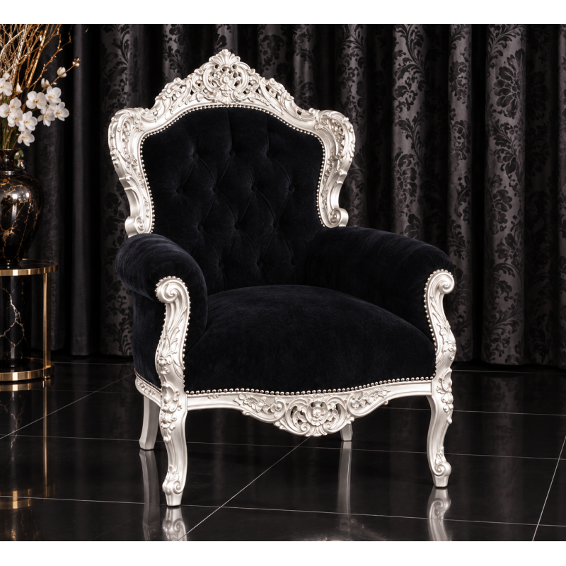 FAUTEUIL DE STYLE BAROQUE - Bois argent avec un velours noir - PROMO STOCKLes Meubles DOBOIS vous propose ce gros fauteuil baroque, fabriqué dans nos ateliers selon des méthodes traditionnelles.Structure en hêtre 100% massif avec finition à la feuille d’argent. Garniture avec assise confortable et revêtement en velours noir, pour un rendu élégant et contrasté.Ce fauteuil baroque imposant apportera beaucoup de caractère à un salon, une chambre ou un espace de réception.Ce modèle peut également être fabriqué sur commande avec un large choix de tissus, velours, lin, coton, simili cuir, cuir ainsi que différentes finitions de bois.Livraison assurée par nos soins, avec protection du fauteuil dans des couvertures et mousses de calage pendant le transport. 