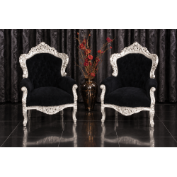 FAUTEUIL DE STYLE BAROQUE - Bois argent avec un velours noir - PROMO STOCKLes Meubles DOBOIS vous propose ce gros fauteuil baroque, fabriqué dans nos ateliers selon des méthodes traditionnelles.Structure en hêtre 100% massif avec finition à la feuille d’argent. Garniture avec assise confortable et revêtement en velours noir, pour un rendu élégant et contrasté.Ce fauteuil baroque imposant apportera beaucoup de caractère à un salon, une chambre ou un espace de réception.Ce modèle peut également être fabriqué sur commande avec un large choix de tissus, velours, lin, coton, simili cuir, cuir ainsi que différentes finitions de bois.Livraison assurée par nos soins, avec protection du fauteuil dans des couvertures et mousses de calage pendant le transport. 