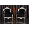 FAUTEUIL DE STYLE BAROQUE - Bois argent avec un velours noir - PROMO STOCKLes Meubles DOBOIS vous propose ce gros fauteuil baroque, fabriqué dans nos ateliers selon des méthodes traditionnelles.Structure en hêtre 100% massif avec finition à la feuille d’argent. Garniture avec assise confortable et revêtement en velours noir, pour un rendu élégant et contrasté.Ce fauteuil baroque imposant apportera beaucoup de caractère à un salon, une chambre ou un espace de réception.Ce modèle peut également être fabriqué sur commande avec un large choix de tissus, velours, lin, coton, simili cuir, cuir ainsi que différentes finitions de bois.Livraison assurée par nos soins, avec protection du fauteuil dans des couvertures et mousses de calage pendant le transport. 