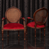 LOT 2 FAUTEUILS MÉDAILLON - Vernis chêne poncé brut, velours bordeaux et dossier cannéLes Meubles DOBOIS vous propose ce lot de 2 fauteuils Médaillon de style Louis XVI, fabriqués dans nos ateliers selon des méthodes traditionnelles.Structure en hêtre 100 % massif avec finition vernis chêne poncé brut : le vernis chêne est volontairement poncé sur les sculptures et les reliefs afin de créer un effet vieilli et faire ressortir le travail du bois.Assise garnie d’un velours bordeaux, associée à un dossier en cannage naturel pour un rendu élégant et authentique.Ce modèle peut également être fabriqué sur commande avec un large choix de tissus, matières et finitions de bois.Livraison assurée par nos soins, avec protection individuelle des fauteuils dans des couvertures et mousses de calage pendant le transport.
