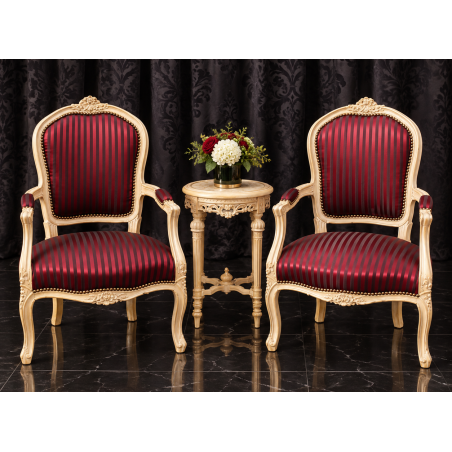 LOT 2 FAUTEUILS CABRIOLET - Feuille d'or avec tissu satiné à rayuresLes Meubles DOBOIS vous propose ce lot de 2 fauteuils Cabriolet de style Louis XV, fabriqués dans nos ateliers selon des méthodes traditionnelles.Structure en hêtre 100 % massif, avec sculptures réalisées à la main au ciseau à bois. Finition patinée crème avec détails dorés mettant en valeur les moulures et les sculptures.Assise et dossier garnis d’un élégant tissu rayé rouge bordeaux et noir, finition clous décoratifs dorés. Les accoudoirs sont également garnis du même tissu pour une finition harmonieuse.Ce modèle peut également être fabriqué sur commande avec un large choix de tissus, velours, lin, coton, simili cuir ou cuir, ainsi que différentes finitions de bois.Livraison assurée par nos soins, avec protection individuelle des fauteuils dans des couvertures et mousses de calage pendant le transport.