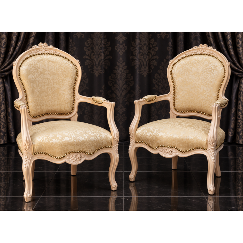 LOT 2 FAUTEUILS CABRIOLET - Bois patiné feuille d'or blanc avec un tissu crème et orLes Meubles DOBOIS vous propose ce lot de 2 fauteuils Cabriolet de style Louis XV, fabriqués dans nos ateliers selon des méthodes traditionnelles.Structure en hêtre 100% massif avec sculptures réalisées à la main. Finition patinée à la feuille d’or blanc, associée à un élégant tissu crème et or qui met en valeur les courbes et les sculptures du fauteuil.Assise confortable et dossier galbé typique du fauteuil Cabriolet Louis XV.Ce modèle peut également être fabriqué sur commande avec un large choix de tissus, velours, lin, coton, simili cuir, cuir ainsi que différentes finitions de bois.Livraison assurée par nos soins, avec protection individuelle des fauteuils dans des couvertures et mousses de calage pendant le transport.