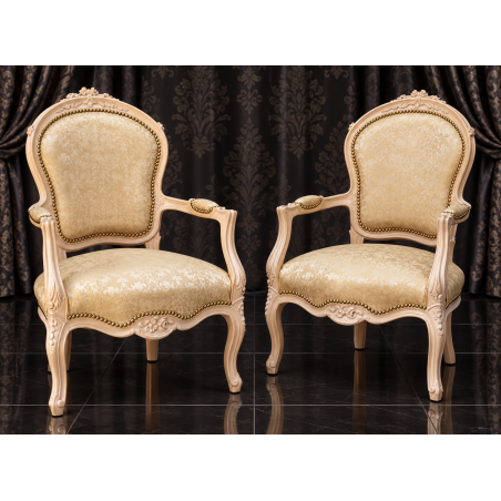 LOT 2 FAUTEUILS CABRIOLET - Bois patiné feuille d'or blanc avec un tissu crème et orLes Meubles DOBOIS vous propose ce lot de 2 fauteuils Cabriolet de style Louis XV, fabriqués dans nos ateliers selon des méthodes traditionnelles.Structure en hêtre 100% massif avec sculptures réalisées à la main. Finition patinée à la feuille d’or blanc, associée à un élégant tissu crème et or qui met en valeur les courbes et les sculptures du fauteuil.Assise confortable et dossier galbé typique du fauteuil Cabriolet Louis XV.Ce modèle peut également être fabriqué sur commande avec un large choix de tissus, velours, lin, coton, simili cuir, cuir ainsi que différentes finitions de bois.Livraison assurée par nos soins, avec protection individuelle des fauteuils dans des couvertures et mousses de calage pendant le transport.