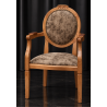 FAUTEUIL MÉDAILLON DE BUREAU en stock - PRIX PROMOLes Meubles DOBOIS vous propose ce fauteuil Médaillon de style Louis XVI, fabriqué dans nos ateliers selon des méthodes traditionnelles.Structure en hêtre 100% massif avec finition vernis chêne clair. Assise et dossier garnis d’un tissu Alcantara très doux, avec un toucher velours et un aspect daim, agréable au toucher et confortable.Idéal comme fauteuil de bureau, fauteuil d’appoint, pour une chambre, un salon ou un espace de réception.PRIX PROMOTIONNEL : 349€ TTC au lieu de 399€ TTC.Ce modèle peut également être fabriqué sur commande avec un large choix de tissus, velours, lin, coton, simili cuir, cuir ainsi que différentes finitions de bois.Livraison assurée par nos soins, avec protection du fauteuil dans des couvertures et mousses de calage pendant le transport.