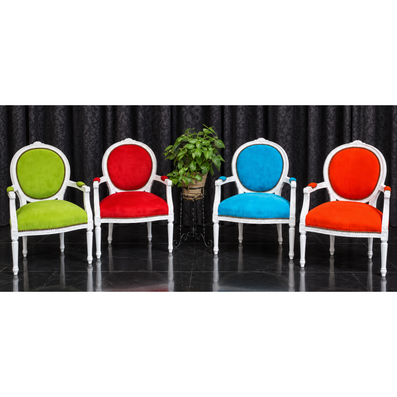 LOT 4 FAUTEUILS MÉDAILLON en stock - Multicolores - Bois cérusé blanc - PROMO !Lot de 4 fauteuils Médaillon de style Louis XVI, fabriqués en hêtre 100% massif avec sculptures réalisées à la main au ciseau à bois.Prix Promo 999€ TTC au lieu de 1396€ TTC pour ce lot en stock.Structure robuste avec assemblages traditionnels, assise large et confortable.Livraison assurée par nos soins, les fauteuils étant protégés individuellement dans des couvertures et mousses de calage pendant le transport. 