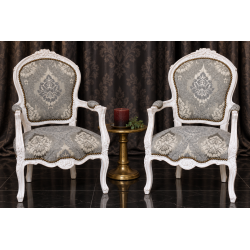 LOT 2 FAUTEUILS CABRIOLET STYLE LOUIS XV - Bois cérusé blancLes Meubles DOBOIS vous propose ce lot de 2 fauteuils Cabriolet de style Louis XV, fabriqués dans nos ateliers en bois de hêtre massif cérusé blanc.Assise et dossier garnis à l'ancienne (crin, ressorts et sangles).Ce modèle peut également être fabriqué sur commande avec un large choix de tissus, velours, lin, coton, simili cuir ou cuir, ainsi que différentes finitions de bois.Livraison possible par nos soins, avec protection individuelle des fauteuils dans des couvertures et mousses de calage pendant le transport.