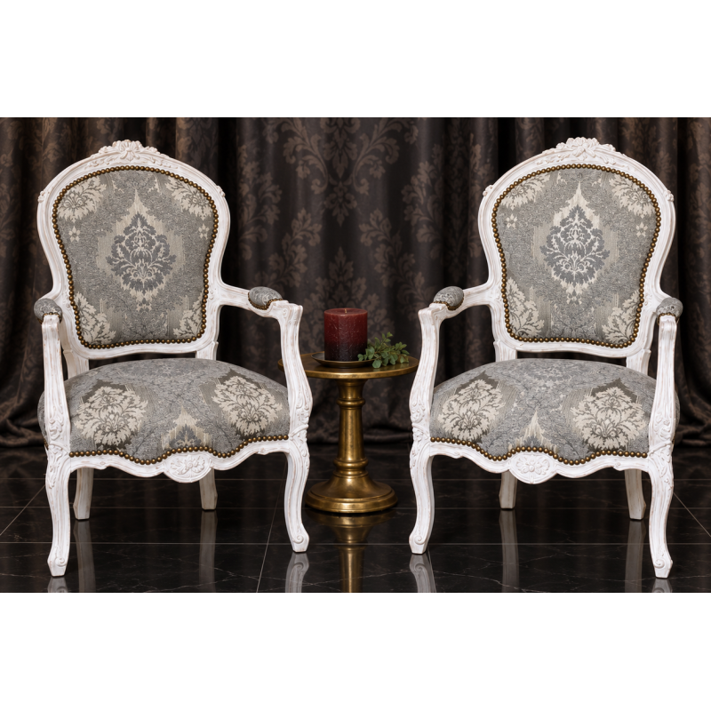 LOT 2 FAUTEUILS CABRIOLET STYLE LOUIS XV - Bois cérusé blancLes Meubles DOBOIS vous propose ce lot de 2 fauteuils Cabriolet de style Louis XV, fabriqués dans nos ateliers en bois de hêtre massif cérusé blanc.Assise et dossier garnis à l'ancienne (crin, ressorts et sangles).Ce modèle peut également être fabriqué sur commande avec un large choix de tissus, velours, lin, coton, simili cuir ou cuir, ainsi que différentes finitions de bois.Livraison possible par nos soins, avec protection individuelle des fauteuils dans des couvertures et mousses de calage pendant le transport.