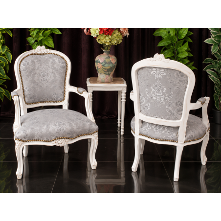 LOT 2 FAUTEUILS CABRIOLET - Bois Cérusé blancLa société Les Meubles DOBOIS vous propose ce lot de 2 fauteuils Cabriolet de style Louis XV, fabriqués dans nos ateliers en bois de hêtre 100 % massif.Finition cérusé blanc, volontairement poncée sur certaines parties afin de faire apparaître le bois de hêtre brut sous la finition et de donner au fauteuil un aspect légèrement vieilli.Assise de 45 cm de hauteur avec garniture traditionnelle réalisée à l’ancienne : crin, ressorts et sangles.Ce modèle peut également être fabriqué sur commande avec un large choix de tissus : velours, lin, coton, simili cuir ou cuir, ainsi que différentes finitions de bois.Livraison possible par nos soins, avec protection individuelle des fauteuils dans des couvertures et mousses de calage pendant le transport.