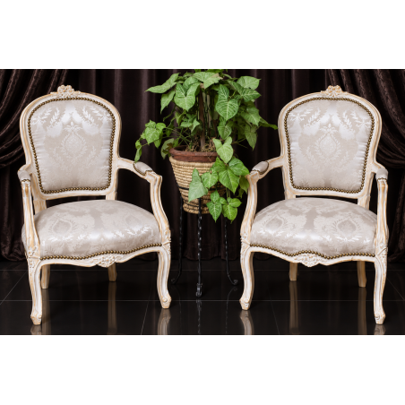 LOT 2 FAUTEUILS CABRIOLET - Bois or blanc - Doré à la feuilleLes Meubles DOBOIS vous propose ce lot de 2 fauteuils Cabriolet de style Louis XV, fabriqués dans nos ateliers selon des méthodes traditionnelles.Structure en hêtre massif avec sculptures réalisées à la main au ciseau à bois. Finition bois patiné à la feuille d'or légèrement vieillie et blanchie, mettant en valeur les moulures et les reliefs sculptés.Ce modèle peut également être fabriqué sur commande avec un large choix de tissus, velours, lin, coton, simili cuir ou cuir, ainsi que différentes finitions de bois.Livraison assurée par nos soins, avec protection individuelle des fauteuils dans des couvertures et mousses de calage pendant le transport.