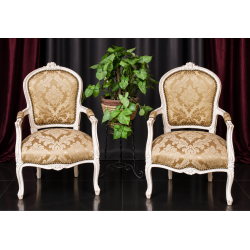 LOT 2 FAUTEUILS CABRIOLET - Bois or blanc - Doré à la feuille Les Meubles DOBOIS vous propose ce lot de 2 fauteuils Cabriolet de style Louis XV, fabriqués dans nos ateliers selon des méthodes traditionnelles.Structure en hêtre 100 % massif avec sculptures réalisées à la main au ciseau à bois. Finition bois patiné crème légèrement vieilli, mettant en valeur les moulures et les reliefs sculptés.Assise et dossier garnis d’un élégant tissu damassé crème et or, avec finition clous décoratifs dorés. Les manchettes d’accoudoirs sont assorties au tissu de l’ensemble.Ce modèle peut également être fabriqué sur commande avec un large choix de tissus, velours, lin, coton, simili cuir ou cuir, ainsi que différentes finitions de bois.Livraison assurée par nos soins, avec protection individuelle des fauteuils dans des couvertures et mousses de calage pendant le transport.