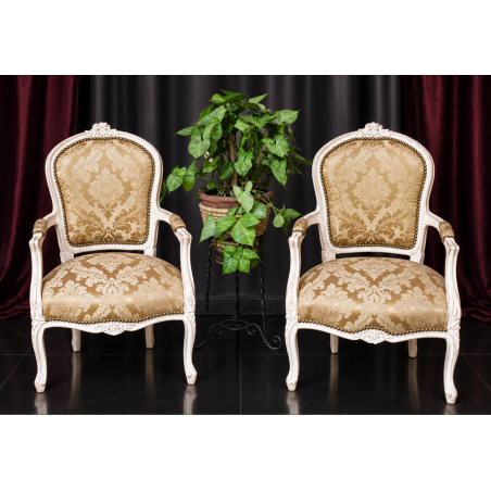 LOT 2 FAUTEUILS CABRIOLET - Bois or blanc - Doré à la feuille Les Meubles DOBOIS vous propose ce lot de 2 fauteuils Cabriolet de style Louis XV, fabriqués dans nos ateliers selon des méthodes traditionnelles.Structure en hêtre 100 % massif avec sculptures réalisées à la main au ciseau à bois. Finition bois patiné crème légèrement vieilli, mettant en valeur les moulures et les reliefs sculptés.Assise et dossier garnis d’un élégant tissu damassé crème et or, avec finition clous décoratifs dorés. Les manchettes d’accoudoirs sont assorties au tissu de l’ensemble.Ce modèle peut également être fabriqué sur commande avec un large choix de tissus, velours, lin, coton, simili cuir ou cuir, ainsi que différentes finitions de bois.Livraison assurée par nos soins, avec protection individuelle des fauteuils dans des couvertures et mousses de calage pendant le transport.