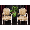 LOT 2 FAUTEUILS CABRIOLET - Bois or blanc - Doré à la feuille Les Meubles DOBOIS vous propose ce lot de 2 fauteuils Cabriolet de style Louis XV, fabriqués dans nos ateliers selon des méthodes traditionnelles.Structure en hêtre 100 % massif avec sculptures réalisées à la main au ciseau à bois. Finition bois patiné crème légèrement vieilli, mettant en valeur les moulures et les reliefs sculptés.Assise et dossier garnis d’un élégant tissu damassé crème et or, avec finition clous décoratifs dorés. Les manchettes d’accoudoirs sont assorties au tissu de l’ensemble.Ce modèle peut également être fabriqué sur commande avec un large choix de tissus, velours, lin, coton, simili cuir ou cuir, ainsi que différentes finitions de bois.Livraison assurée par nos soins, avec protection individuelle des fauteuils dans des couvertures et mousses de calage pendant le transport.
