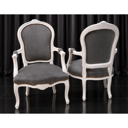 LOT 2 FAUTEUILS CABRIOLET - Bois cérusé blancLes Meubles DOBOIS vous propose ce lot de 2 fauteuils Cabriolet de style Louis XV, fabriqués dans nos ateliers en bois de hêtre 100 % massif.Finition cérusé blanc, volontairement poncée sur certaines parties afin de faire apparaître le bois de hêtre brut sous la finition et de donner au fauteuil un aspect légèrement vieilli.Assise de 45 cm de hauteur avec garniture traditionnelle réalisée à l’ancienne : crin, ressorts et sangles.Ce modèle peut également être fabriqué sur commande avec un large choix de tissus : velours, lin, coton, simili cuir ou cuir, ainsi que différentes finitions de bois.Livraison possible par nos soins, avec protection individuelle des fauteuils dans des couvertures et mousses de calage pendant le transport.