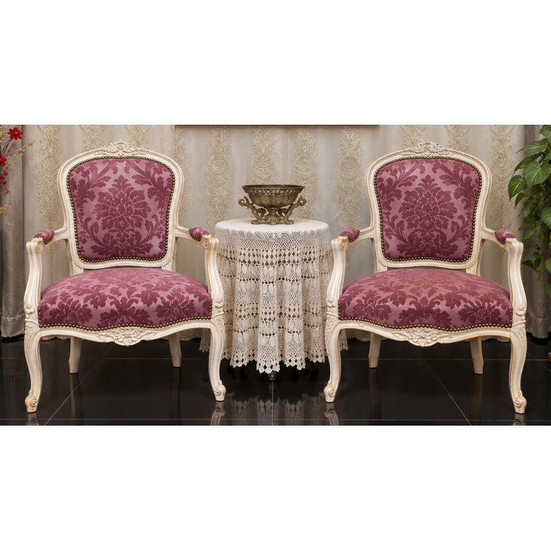 LOT 2 FAUTEUILS CABRIOLET - Bois or blanc - Doré à la feuilleLes Meubles DOBOIS vous propose ce lot de 2 fauteuils Cabriolet de style Louis XV, fabriqués dans nos ateliers selon des méthodes traditionnelles.Structure en hêtre massif avec sculptures réalisées à la main au ciseau à bois. Finition bois patiné à la feuille d'or légèrement vieillie et blanchie, mettant en valeur les moulures et les reliefs sculptés.Ce modèle peut également être fabriqué sur commande avec un large choix de tissus, velours, lin, coton, simili cuir ou cuir, ainsi que différentes finitions de bois.Livraison assurée par nos soins, avec protection individuelle des fauteuils dans des couvertures et mousses de calage pendant le transport.