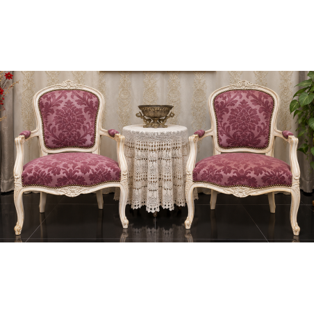 LOT 2 FAUTEUILS CABRIOLET - Bois or blanc - Doré à la feuilleLes Meubles DOBOIS vous propose ce lot de 2 fauteuils Cabriolet de style Louis XV, fabriqués dans nos ateliers selon des méthodes traditionnelles.Structure en hêtre massif avec sculptures réalisées à la main au ciseau à bois. Finition bois patiné à la feuille d'or légèrement vieillie et blanchie, mettant en valeur les moulures et les reliefs sculptés.Ce modèle peut également être fabriqué sur commande avec un large choix de tissus, velours, lin, coton, simili cuir ou cuir, ainsi que différentes finitions de bois.Livraison assurée par nos soins, avec protection individuelle des fauteuils dans des couvertures et mousses de calage pendant le transport.