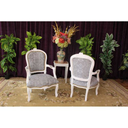 LOT 12 FAUTEUILS CABRIOLET STYLE LOUIS XV - Couleurs aléatoires, prix promo dépareilléLes Meubles DOBOIS vous propose une offre spéciale sur un lot de 12 fauteuils Cabriolet de style Louis XV, fabriqués dans nos ateliers en bois de hêtre 100 % massif.PRIX PROMO : 279 € TTC l’unité, soit 232,50 € HT, au lieu de 349 € TTC, soit 290,83 € HT.Prix total des 12 fauteuils : 3 348€ TTC / 2 790€ HT au lieu de 4 188 €TTC / 3 490€ HT.Les structures peuvent présenter différentes finitions : bois laqué, cérusé ou finition à la feuille d’or, patinée ou non. Garniture tapissier traditionnelle réalisée avec crin, ressorts et sangles.Véritable cloutage réalisé clou par clou, généralement avec des clous bronze ou dorés suivant la teinte du bois et le tissu.Cette offre est réservée aux clients souhaitant un assortiment dépareillé. Les couleurs, tissus et finitions sont aléatoires, avec des fauteuils pouvant être assortis à l’unité ou par paire selon nos disponibilités. Aucune sélection de couleur n’est possible sur cette fiche produit, ce qui permet de proposer ce tarif promotionnel.Les fauteuils sont sélectionnés dans nos stocks, des modèles les plus anciens aux plus récents.Livraison possible par nos soins, avec protection individuelle dans des couvertures et mousses de calage.