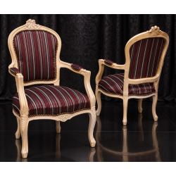 LOT 2 FAUTEUILS CABRIOLET - Bois doré patiné or blanc à la feuilleLes Meubles DOBOIS vous propose cette magnifique paire de fauteuils cabriolet de style Louis XV, disponible en stock et fabriquée dans nos ateliers selon des méthodes traditionnelles.Structure en hêtre 100% massif avec une finition à la feuille d’or patinée à l'ancienne. Garniture traditionnelle avec ressorts, crin et sangles, pour une assise confortable et durable.Ce modèle peut également être fabriqué sur commande avec un large choix de tissus : velours, lin, coton, simili cuir, cuir, ainsi que différentes finitions de bois.Livraison assurée par nos soins, avec protection individuelle des fauteuils dans des couvertures et mousses de calage pendant le transport.